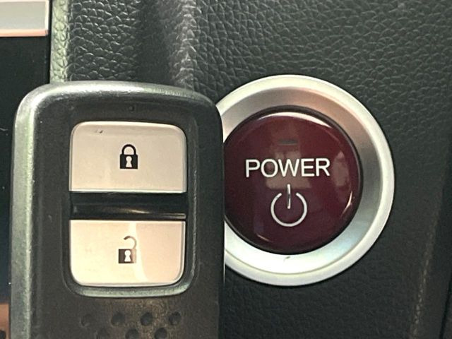 �yHonda�X�}�[�g�L�[�z�J�o����|�P�b�g�ɓ��ꂽ�܂܂ł��h�A�̎{���E�������\�ȃX�}�[�g�L�[�𑕔��B�G���W���̃I���E�I�t�����J�M�����o���K�v����������Ƃ��Ă��֗��ł���