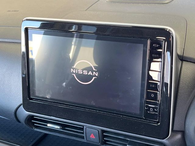 【大画面ナビ】人気の大型9インチナビを装備。存在感のある大画面はインパクト大!ナビ利用時のマップ表示は見やすく、テレビやDVDは臨場感がアップ!いつものドライブがグッと楽しくなります♪