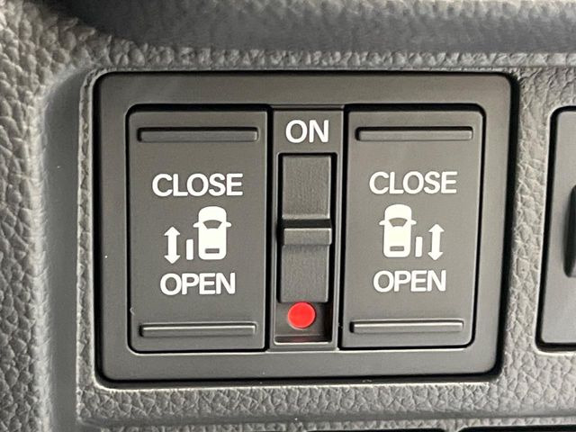 【両側パワースライドドア】スマートキーや運転席のスイッチで後席両側スライドドアの開閉が可能♪電動だから力を入れてドアを開ける必要が無く、小さなお子様でも簡単に開け閉めでき快適です♪