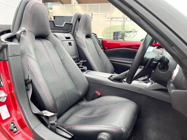 【黒革シート】上質な本革を使用し、高級感あふれる黒革シート。常に体に触れる部分だから、座り心地の良さにはこだわりたいですね♪汚れの付着や劣化を抑制する内装コーティング施工もおススメですよ♪