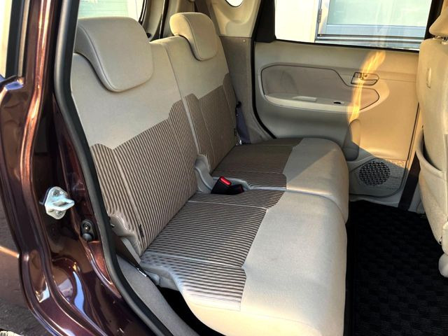 後部座席も気になるようなキズ・汚れやへたり等、大きなダメージはなく、良好な状態です。