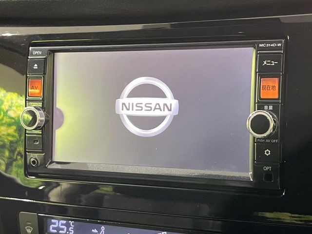 【純正ナビ】人気の純正ナビを装備しております。ナビの使いやすさはもちろん、オーディオ機能も充実!キャンプや旅行はもちろん、通勤や買い物など普段のドライブも楽しくなるはず♪