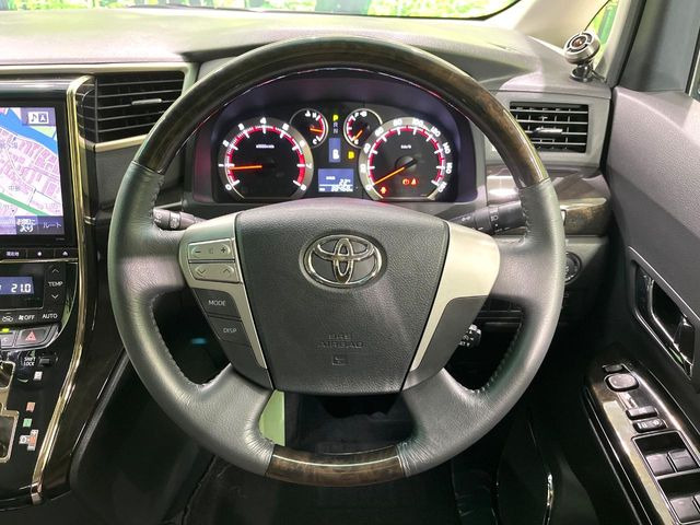 �C���e���A�ɍ��킹���f�U�C���̃X�e�A�����O�́A�^�]�������̂��Ƃ��l���A�^�]���₷���`��A�傫���ł��B�����x�A���ۂɐG���Ă��m���߂��������B