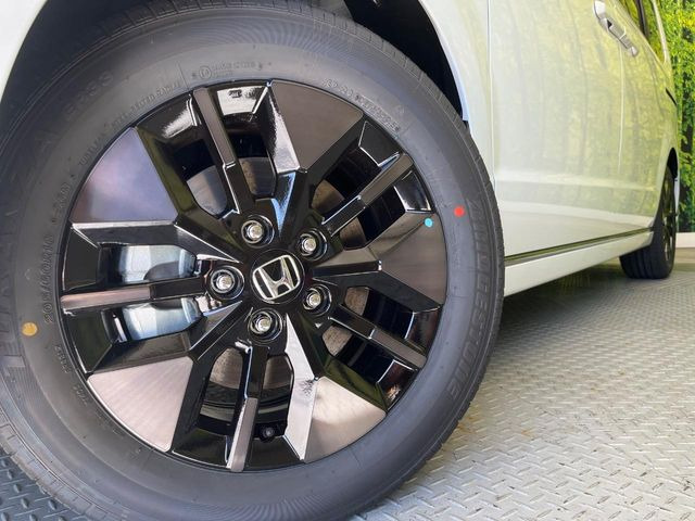 【純正16インチアルミホイール】外観にマッチした純正アルミホイールを装着しております。各種社外アルミホイールや、スタッドレスタイヤも取扱いしております。是非ご相談ください♪