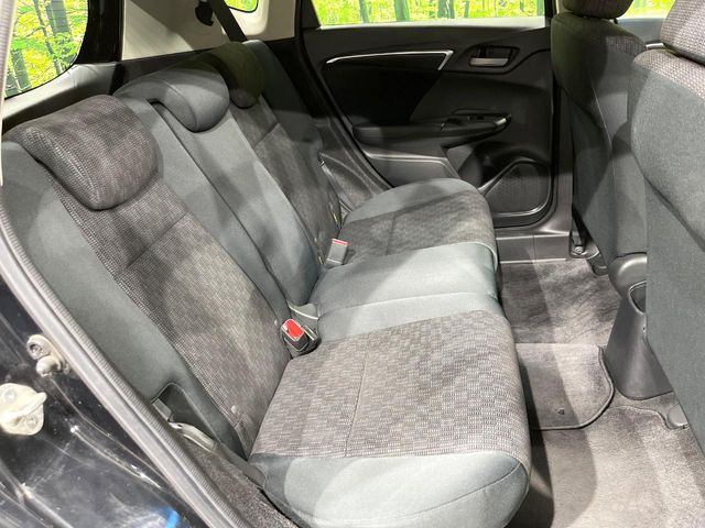 後部座席も気になるようなキズ・汚れやへたり等、大きなダメージはなく、良好な状態です。
