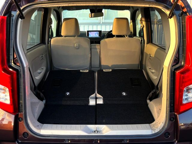 普段のお買い物や通勤、送迎等に十分な荷室スペースを確保しております。セカンドシートを倒すと、大きな荷物の積載も可能です♪