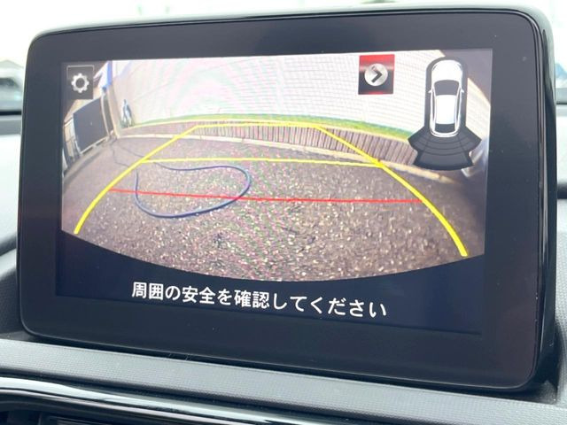 【バックカメラ】駐車時に後方がリアルタイム映像で確認できます。大型商業施設や立体駐車場での駐車時や、夜間のバック時に大活躍!運転スキルに関わらず、今や必須となった装備のひとつです!