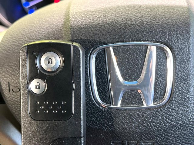 �yHonda�X�}�[�g�L�[�z�J�o����|�P�b�g�ɓ��ꂽ�܂܂ł��h�A�̎{���E�������\�ȃX�}�[�g�L�[�𑕔��B�G���W���̃I���E�I�t�����J�M�����o���K�v����������Ƃ��Ă��֗��ł���