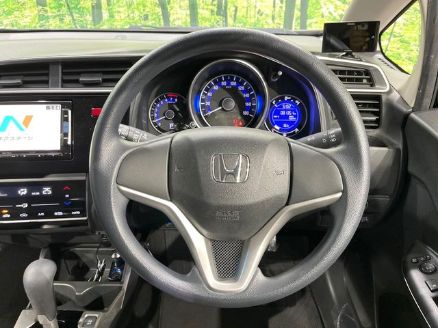 インテリアに合わせたデザインのステアリングは、運転される方のことも考え、運転しやすい形状、大きさです。是非一度、実際に触ってお確かめください。