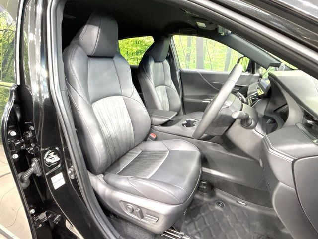 【ハーフレザーシート】高級感と座り心地を両立した人気のシート♪背面・座面のファブリック素材は、通気性の良さや滑りにくさに優れています。気温や服装に左右されず快適にお乗りいただけます。