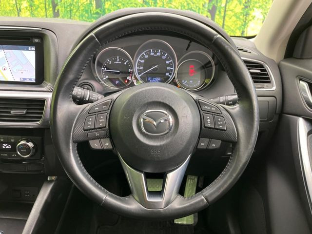 �C���e���A�ɍ��킹���f�U�C���̃X�e�A�����O�́A�^�]�������̂��Ƃ��l���A�^�]���₷���`��A�傫���ł��B�����x�A���ۂɐG���Ă��m���߂��������B