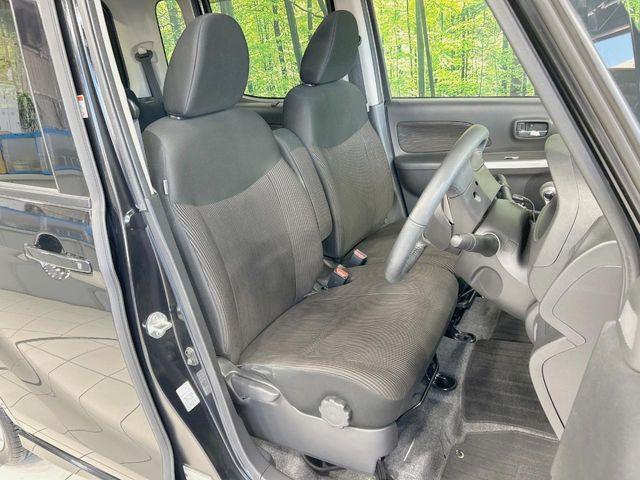 運転席まわりには十分なスペースがあり、大柄な方でもゆったり運転していただける環境です。