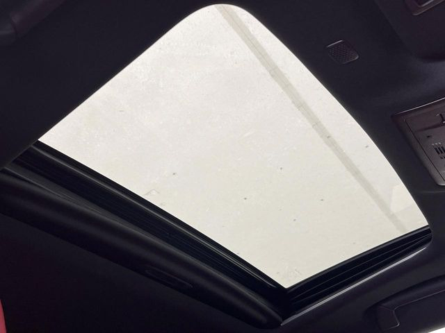 【ムーンルーフ】開放感たっぷりの希少装備、ムーンルーフが装着されています!車内に明かりを取り入れたり景色を楽しむ以外にも、車内の空気も簡単に換気できて快適です!