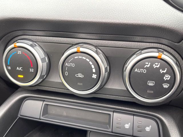 【オートエアコン】一度お好みの温度に設定すれば、車内の温度を検知し風量や温度を自動で調整。暑い…寒い…と何度もスイッチ操作をする必要はありません。快適な車内空間には必須の機能ですね♪