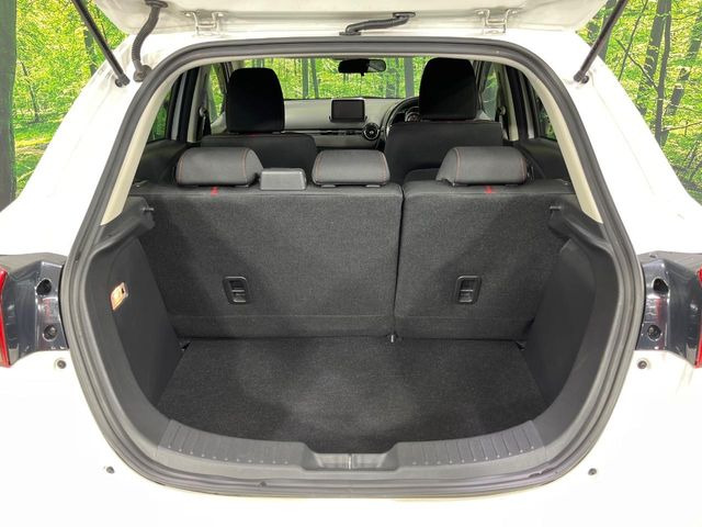 ���i�̂���������ʋ΁A���}���ɏ\���ȉ׎��X�y�[�X���m�ۂ��Ă���܂��B�Z�J���h�V�[�g��|���ƁA�傫�ȉו��̐ύڂ��\�ł���