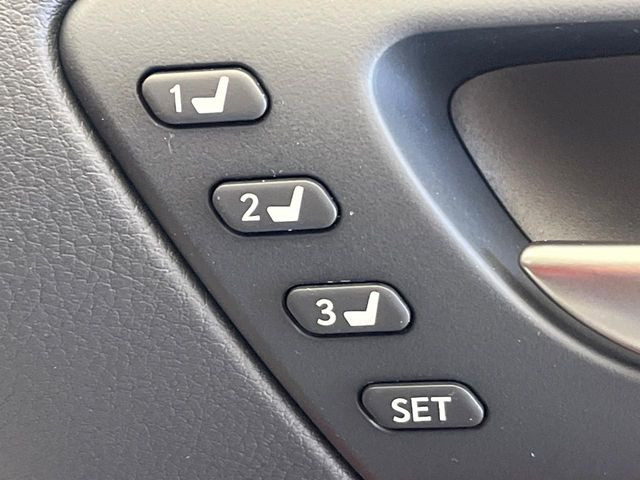 【メモリー機能付きパワーシート】ドライバーごとに設定したシート位置を記憶して、ボタン一つで切り替えできる便利な機能!運転する方が複数名いらっしゃるご家庭におすすめです♪