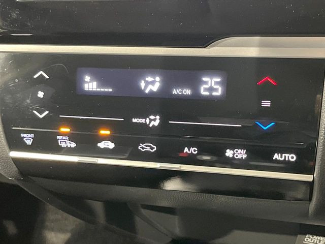 【オートエアコン】一度お好みの温度に設定すれば、車内の温度を検知し風量や温度を自動で調整。暑い…寒い…と何度もスイッチ操作をする必要はありません。快適な車内空間には必須の機能ですね♪