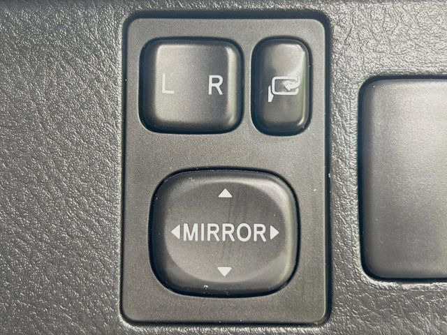 �y�d���i�[�~���[�z�T�C�h�~���[�͓d���i�[���ƂȂ��Ă���A�������ԏ�ł��L�Y�������X�N��}�����܂��B