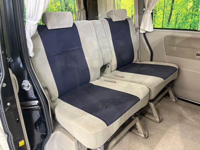 後部座席も気になるようなキズ・汚れやへたり等、大きなダメージはなく、良好な状態です。