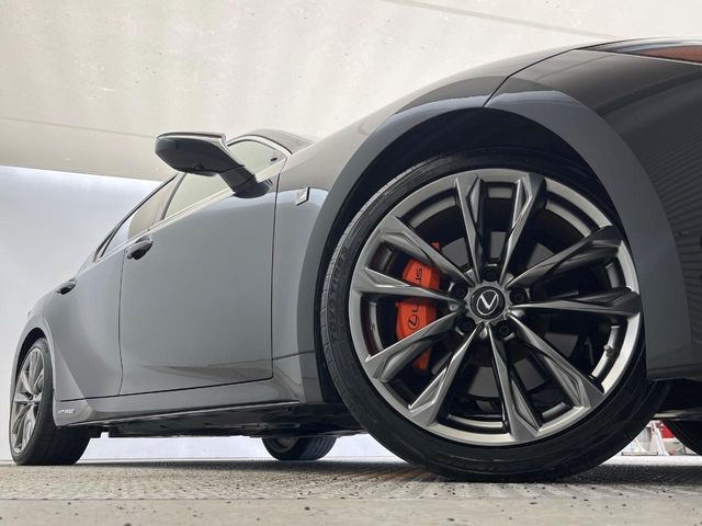 【純正19インチアルミホイール】外観にマッチした純正アルミホイールを装着しております。各種社外アルミホイールや、スタッドレスタイヤも取扱いしております。是非ご相談ください♪