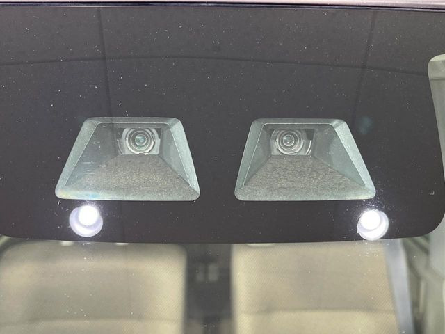 【スマートアシスト3】走行中に前方の車両等を認識し、衝突しそうな時は警報とブレーキで衝突回避と被害軽減をアシスト。より安全にドライブをお楽しみいただけます。