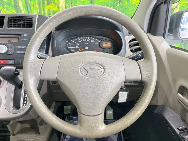 �C���e���A�ɍ��킹���f�U�C���̃X�e�A�����O�́A�^�]�������̂��Ƃ��l���A�^�]���₷���`��A�傫���ł��B�����x�A���ۂɐG���Ă��m���߂��������B