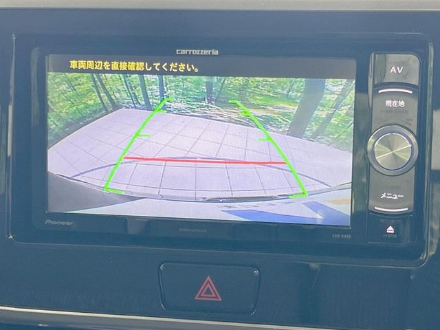 【バックカメラ】駐車時に後方がリアルタイム映像で確認できます。大型商業施設や立体駐車場での駐車時や、夜間のバック時に大活躍!運転スキルに関わらず、今や必須となった装備のひとつです!