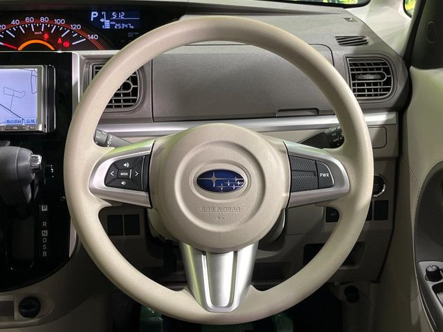 インテリアに合わせたデザインのステアリングは、運転される方のことも考え、運転しやすい形状、大きさです。是非一度、実際に触ってお確かめください。