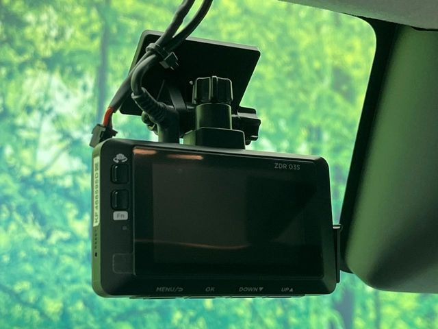 【ドライブレコーダー】安心・安全なカーライフに必須のドライブレコーダーを装備!走行中はもちろん、あおり運転や事故に遭遇した際の状況も映像で記録し、万一のリスクに備えます。