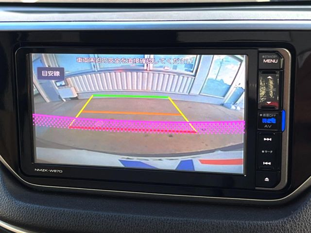 【バックカメラ】駐車時に後方がリアルタイム映像で確認できます。大型商業施設や立体駐車場での駐車時や、夜間のバック時に大活躍!運転スキルに関わらず、今や必須となった装備のひとつです!