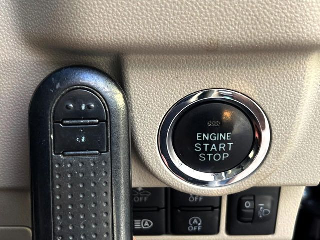 【キーフリーシステム】カバンやポケットに入れたままでもドアの施錠・解錠が可能なスマートキーを装備。エンジンのオン・オフ時もカギを取り出す必要が無いからとっても便利です♪