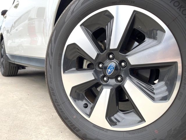 【純正17インチアルミホイール】外観にマッチした純正アルミホイールを装着しております。各種社外アルミホイールや、スタッドレスタイヤも取扱いしております。是非ご相談ください♪