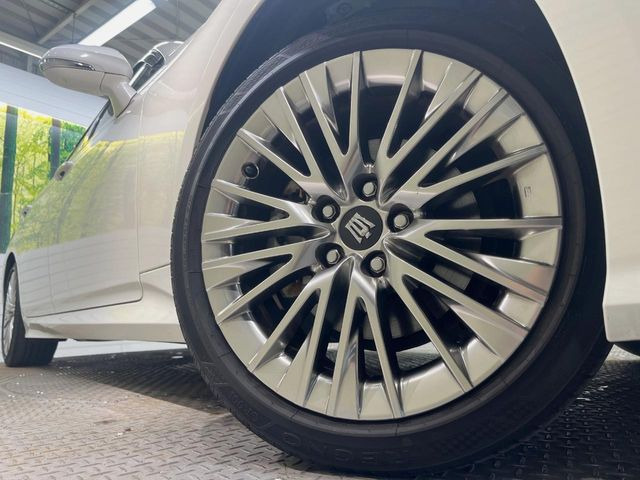 【純正18インチアルミホイール】外観にマッチした純正アルミホイールを装着しております。各種社外アルミホイールや、スタッドレスタイヤも取扱いしております。是非ご相談ください♪