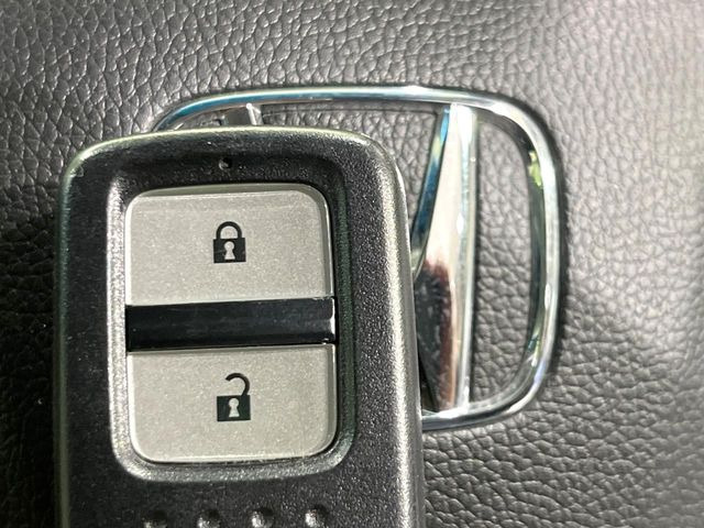 【Hondaスマートキー】カバンやポケットに入れたままでもドアの施錠・解錠が可能なスマートキーを装備。エンジンのオン・オフ時もカギを取り出す必要が無いからとっても便利です♪