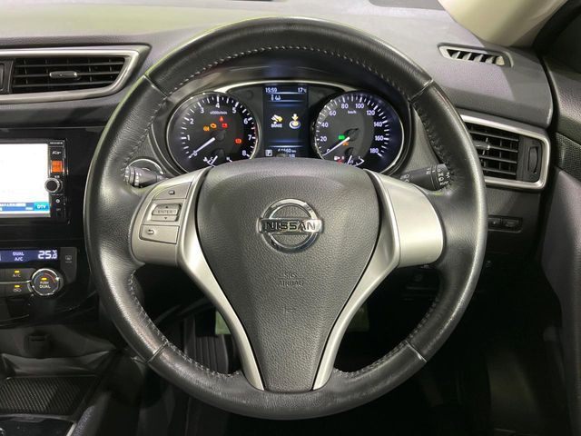 【オートライト】周りの明るさに応じて自動でヘッドライトの点灯・消灯ができる機能です!ライトの付け忘れ・消し忘れなどが無くなり、雨の日や夕方の走行も安心!トンネル通過時も便利ですね♪