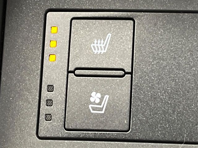 【シートベンチレーション】夏場は涼しい風でお尻や背中の熱やムレを防ぎ、冬はエアコンよりも早く温まってポカポカに!季節を問わず快適に過ごせます。