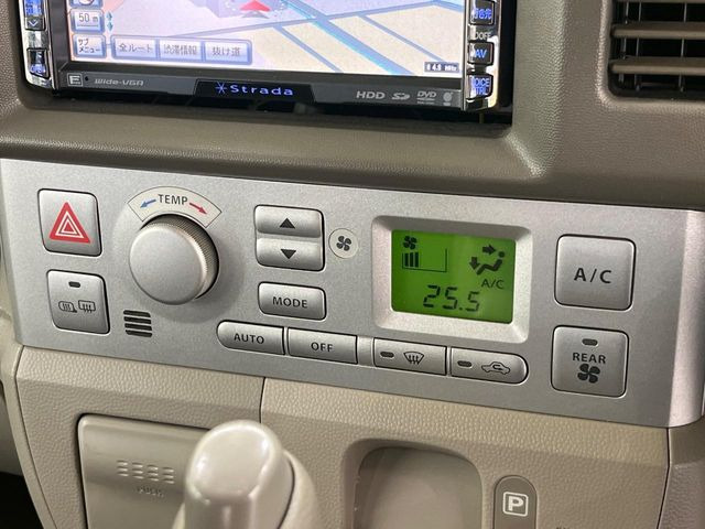 【オートエアコン】一度お好みの温度に設定すれば、車内の温度を検知し風量や温度を自動で調整。暑い…寒い…と何度もスイッチ操作をする必要はありません。快適な車内空間には必須の機能ですね♪