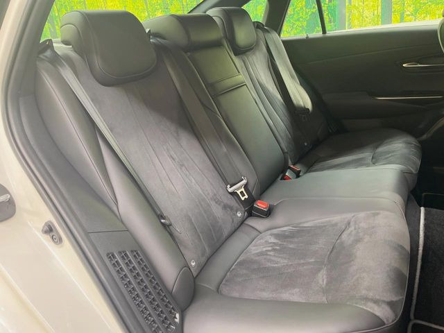 広々とした2列目シートは居住性が高く、居心地も快適!友達や家族とのお出かけにぴったりです。ベビーシートやチャイルドシート使用時も快適にお過ごしいただける十分な空間を確保しています。
