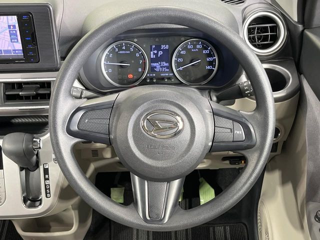 インテリアに合わせたデザインのステアリングは、運転される方のことも考え、運転しやすい形状、大きさです。是非一度、実際に触ってお確かめください。