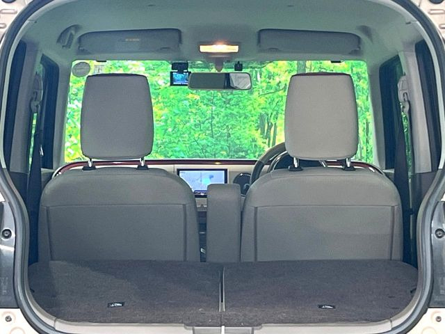 ���i�̂���������ʋ΁A���}���ɏ\���ȉ׎��X�y�[�X���m�ۂ��Ă���܂��B�Z�J���h�V�[�g��|���ƁA�傫�ȉו��̐ύڂ��\�ł���