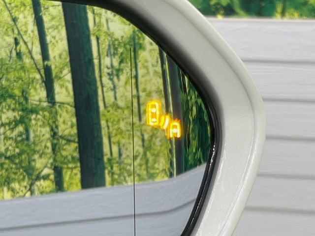 【ブラインドスポットモニター】走行中、ドアミラーの死角になりやすい箇所に後続車が接近するとサイドミラーのレンズに警告を表示!ドライバーに注意喚起をしてくれます。