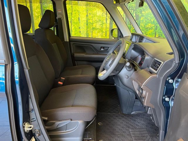 運転席シート廻りは使用感も少なく、良好な状態となっています。前オーナー様が丁寧に使っていたことがよくわかりますね。