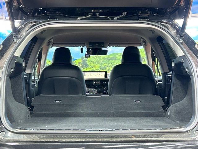 ���i�̂���������ʋ΁A���}���ɏ\���ȉ׎��X�y�[�X���m�ۂ��Ă���܂��B�Z�J���h�V�[�g��|���ƁA�傫�ȉו��̐ύڂ��\�ł���