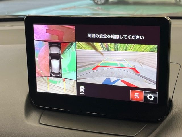 �y360&deg;���j�^�[�z�O�㍶�E�̃J�����̉f�������j�^�[�ɕ\���B�^�ォ�猩�Ă���悤�Ȏ��_�Ŏ��͂��m�F�ł��܂��B