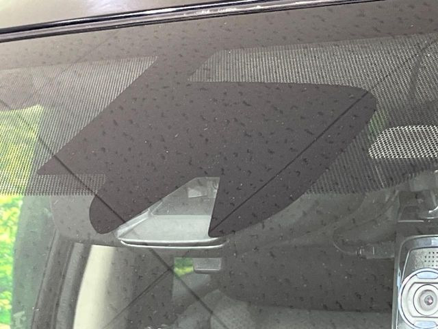 【エマージェンシーブレーキ】走行中に前方の車両等を認識し、衝突しそうな時は警報とブレーキで衝突回避と被害軽減をアシスト。より安全にドライブをお楽しみいただけます。