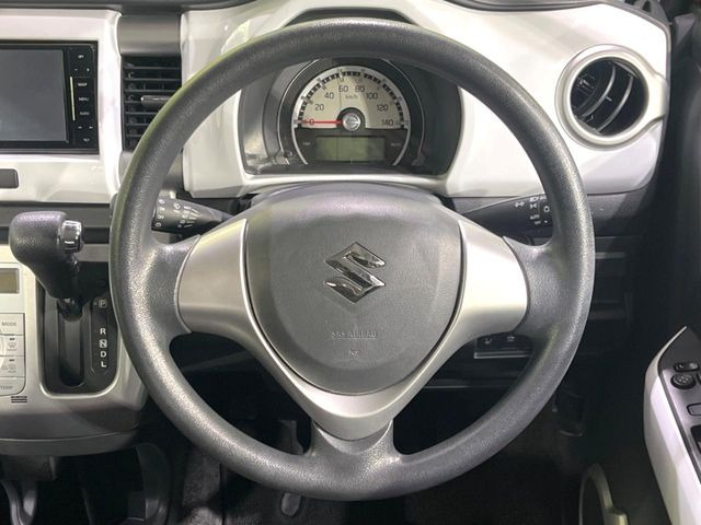 �C���e���A�ɍ��킹���f�U�C���̃X�e�A�����O�́A�^�]�������̂��Ƃ��l���A�^�]���₷���`��A�傫���ł��B�����x�A���ۂɐG���Ă��m���߂��������B