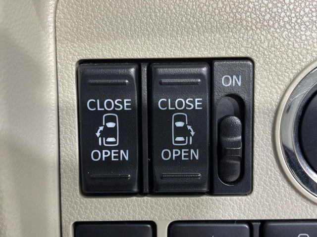 【両側パワースライドドア】スマートキーや運転席のスイッチで後席両側スライドドアの開閉が可能♪電動だから力を入れてドアを開ける必要が無く、小さなお子様でも簡単に開け閉めでき快適です♪