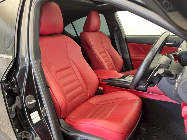 革スポーツシートセット装備しております!!