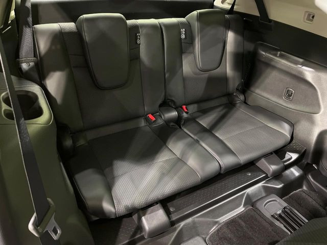 3列目シートはもちろん状態良好☆大人でもゆったりと座って頂けますので、大人数でのお出かけもラクラクです♪ご家族で、気の知れた仲間で、ドライブに行くのが楽しみですね♪