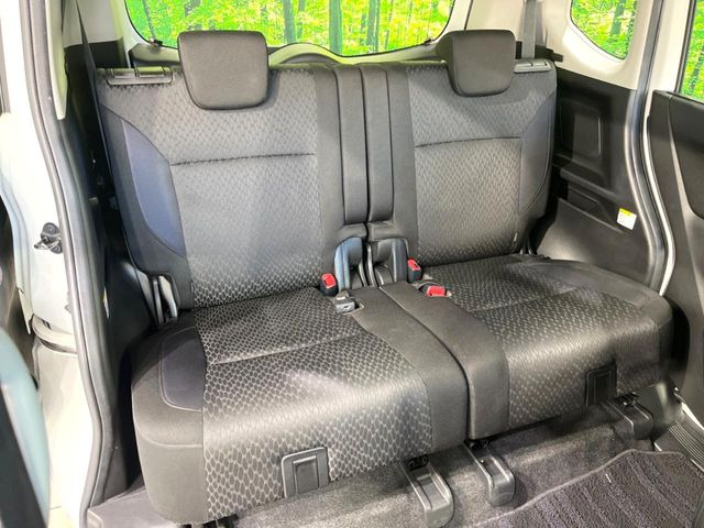 後部座席も気になるようなキズ・汚れやへたり等、大きなダメージはなく、良好な状態です。